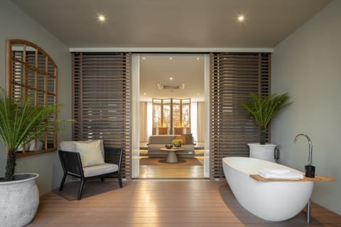 Suite Room | Bathroom | Free toiletries, hair dryer, bathrobes, slippers