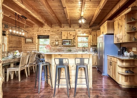 Fully equipped modern kitchen has everything you need to prepare delicious, home-cooked meals for family and friends!