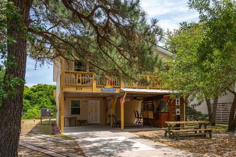 39-web-or-mls-333-McLoveShack-Front-Exteriora