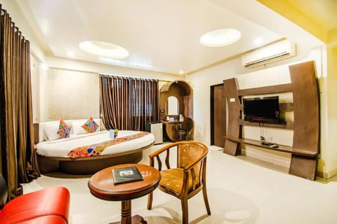 Premium bedding, in-room safe, desk, soundproofing