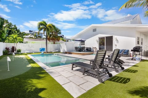 Outdoor Lounge, Dining, Putting Green