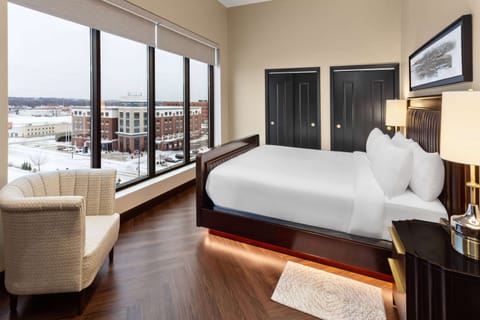 Minibar, desk, laptop workspace, free cribs/infant beds