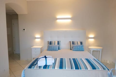 Deluxe Room | Minibar, in-room safe, desk, soundproofing