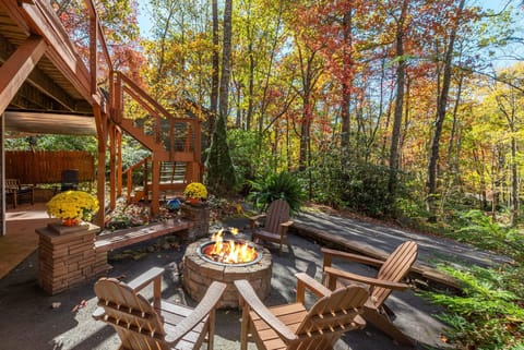 Gather around the cozy outdoor fire pit to roast s'mores & stargaze to your heart's content