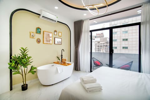 Deluxe Studio Suite | Minibar, desk, blackout drapes, soundproofing
