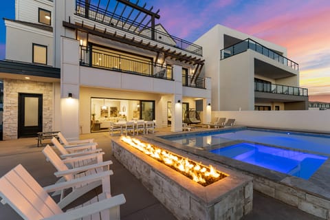 Private Hot Tub & Fireplace