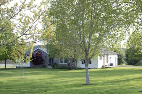 Welcome to Sunset Hour Cottage! Beautiful country setting