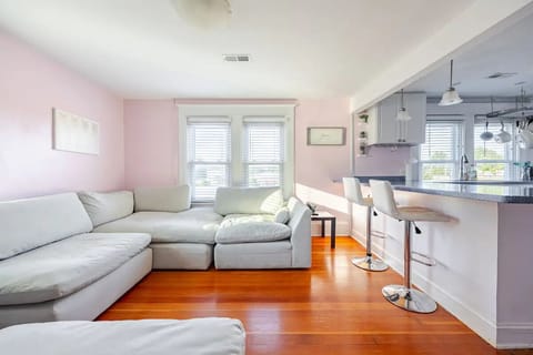 Queen living room main (1)