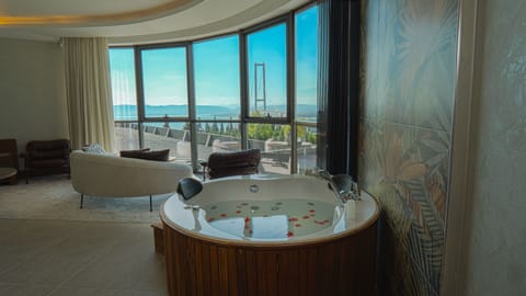 Royal Suite | Minibar, in-room safe, desk, soundproofing