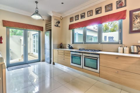 Coffee/tea maker, electric kettle