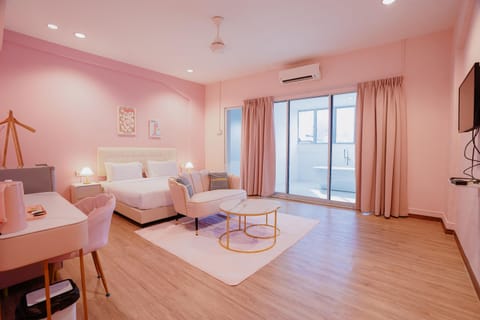Suite | Premium bedding, desk, soundproofing, free WiFi