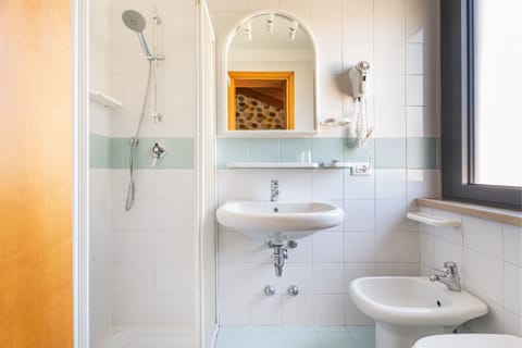 Superior Double or Twin Room | Bathroom | Towels