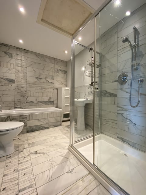 Standard Room, 1 Double Bed | Bathroom | Shower, hair dryer, heated floors, towels