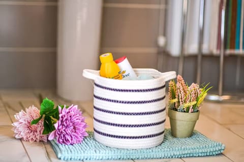 Luxury Room, 1 Double Bed | Bathroom | Shower, hair dryer, heated floors, towels