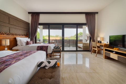 Minibar, desk, laptop workspace, free WiFi