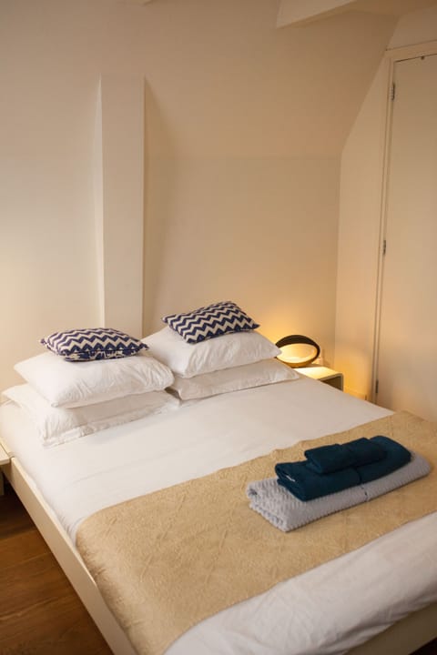 Double Room | Minibar, individually decorated, individually furnished, desk