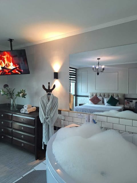 Luxury Double Room | Blackout drapes, iron/ironing board (on request), WiFi (free)
