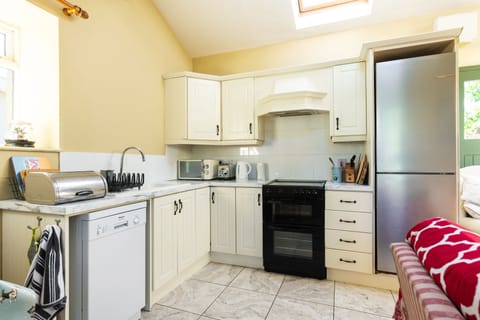 Luxury Cottage | Private kitchen | Full-size fridge, microwave, oven, stovetop