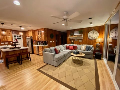 Open concept living w/comfortable relaxing atmosphere w/amazing
waterfront view