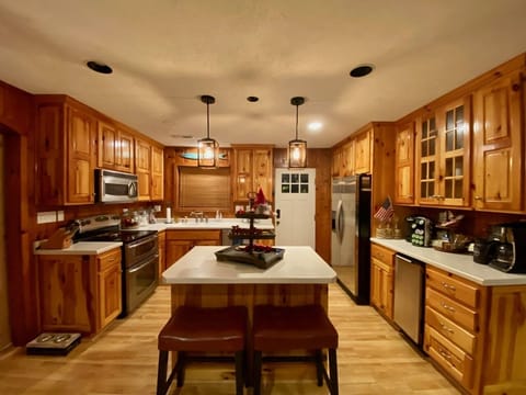 Open concept living w/comfortable relaxing atmosphere w/amazing
waterfront view