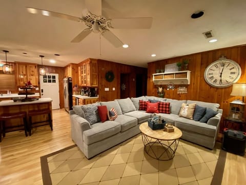 Open concept living w/comfortable relaxing atmosphere w/amazing
waterfront view