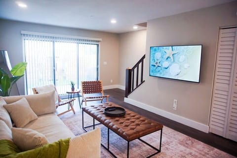 SmartTV capable of mirroring personal deivce or streaming from all major platforms