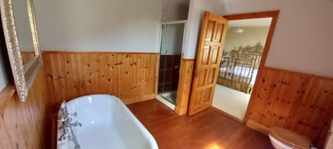 Romantic Double Room | Bathroom | Free toiletries, hair dryer