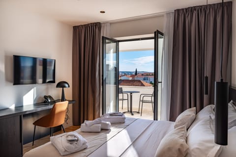 Superior Double Room | 1 bedroom, minibar, in-room safe, desk