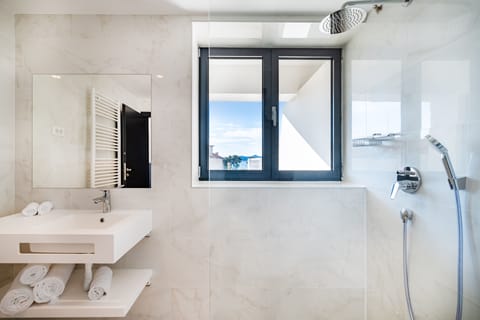 Deluxe Room | Bathroom | Shower, hair dryer, bathrobes, slippers