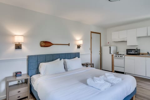 King bed with kitchen