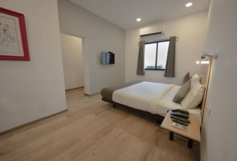 Business Room | Desk, bed sheets