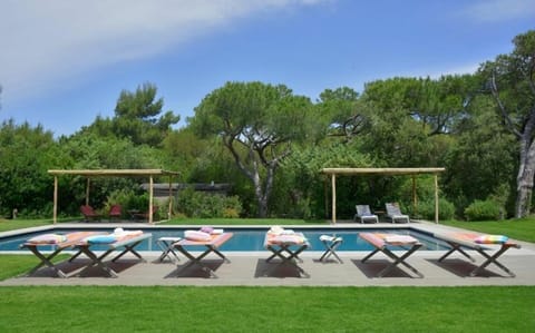 Balcony / Terrace / Patio, Building Exterior, Garden, Outdoor, Pool, Spring, Summer