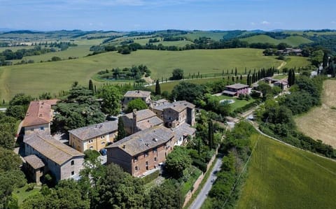 Amenities, Balcony / Terrace / Patio, Building Exterior, Garden, Hot Tub, Pool, Spring, Summer, Wellness