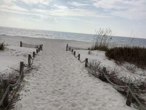 7 Minutes to Beach, 2 Blocks to Park/ Boat launch, Pickleball Courts.