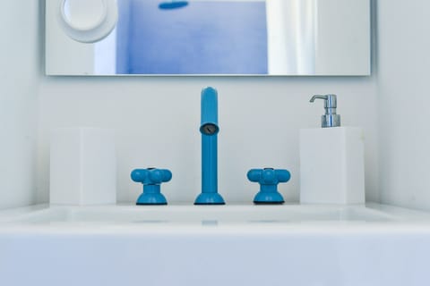 Deluxe Room | Bathroom | Free toiletries, hair dryer, bathrobes, slippers