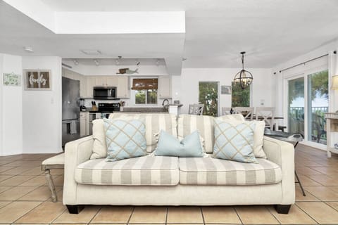 Great room area with room for everyone