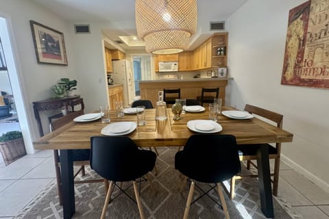 Kitchen & dining area perfect for enjoying time together!