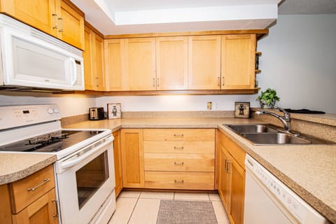 Kitchen area with plenty of cabinets & countertops!