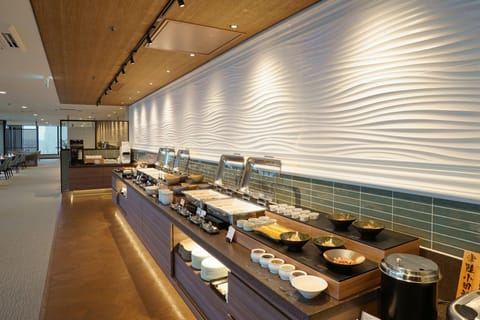 2 restaurants; breakfast, lunch, and dinner served