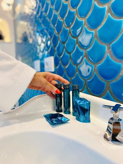 Luxury Suite | Bathroom | Shower, rainfall showerhead, free toiletries, hair dryer