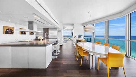 Full Kitchen with Dining Table