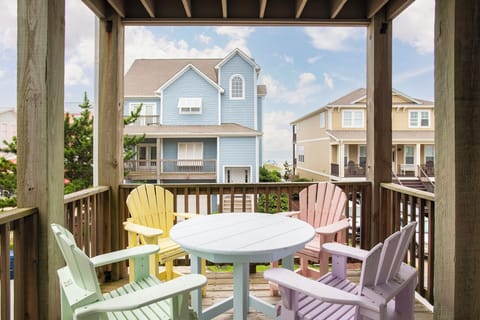Front Deck- Beach Access Right Across the Street