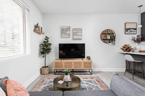 CozySuites Modern Studio in Meridian Kessler