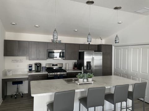 Fully stocked kitchen with washer and dryer