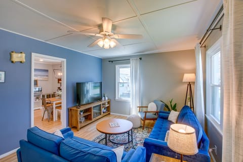 Sturgeon Bay Vacation Rental | 2BR | 1BA | 800 Sq Ft | Stairs Required