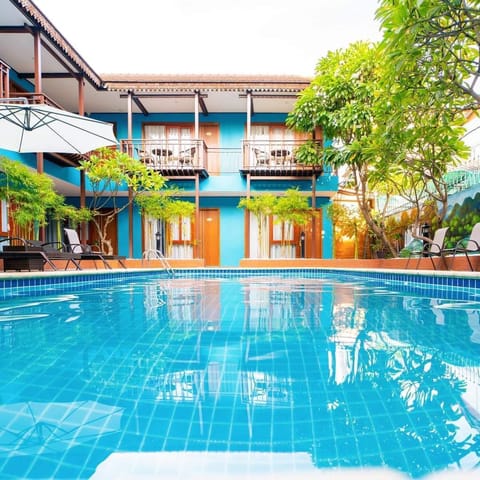 2 outdoor pools