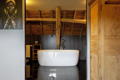 Deluxe Room | Bathroom | Hair dryer, towels, soap, shampoo