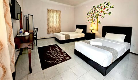 Standard Twin Room | Desk, laptop workspace, blackout drapes, soundproofing
