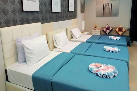 Superior Triple Room | Desk, WiFi (free), bed sheets