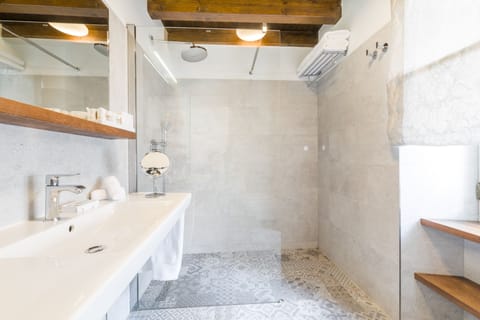 Family Duplex, City View (2nd Floor ) | Bathroom | Free toiletries, hair dryer, bathrobes, slippers